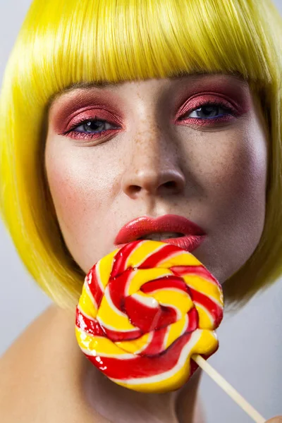 Retrato Belleza Una Linda Mujer Joven Con Pecas Maquillaje Rojo —  Fotos de Stock