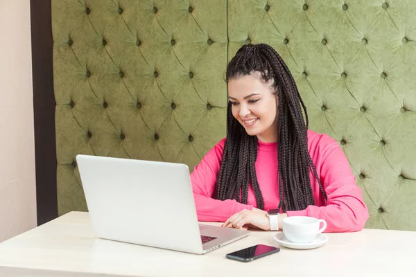 Dişli Bir Gülümsemeyle Dizüstü Bilgisayarda Çalışan Kafede Otururken Ekrana Bakan — Stok fotoğraf