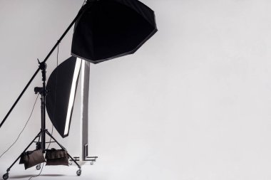 Açık renkli softbox ve açık gri arka plan üzerinde reflektör ile bom üzerinde ışık kurulumu ve sekizgen softbox ile profesyonel fotoğraf stüdyosu 