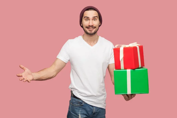 Tevreden Knappe Bebaarde Jonge Hipster Man Wit Shirt Casual Hoed — Stockfoto