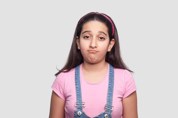 Triste Bela Morena Jovem Camiseta Rosa Macacão Azul Olhando Para — Fotografia de Stock