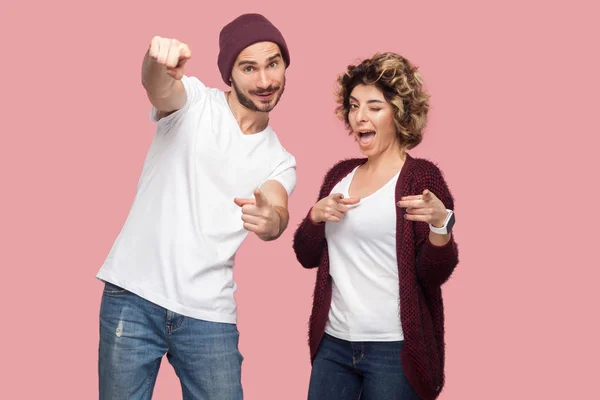 Funny Surprised Couple Friends Casual Style Standing Pointing Fingers Camera — Stock Photo, Image