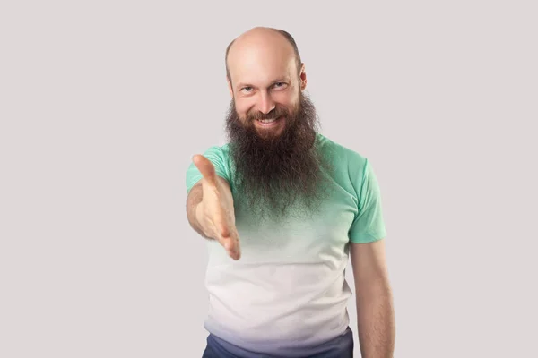 Feliz Hombre Calvo Mediana Edad Con Barba Larga Camiseta Verde — Foto de Stock