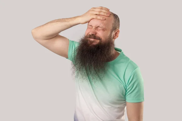 Sad Medelålders Skallig Man Med Långt Skägg Ljusgrön Shirt Håller — Stockfoto