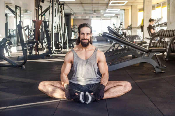 Bonito Jovem Adulto Muscular Homem Com Cabelos Longos Encaracolados Sentado — Fotografia de Stock