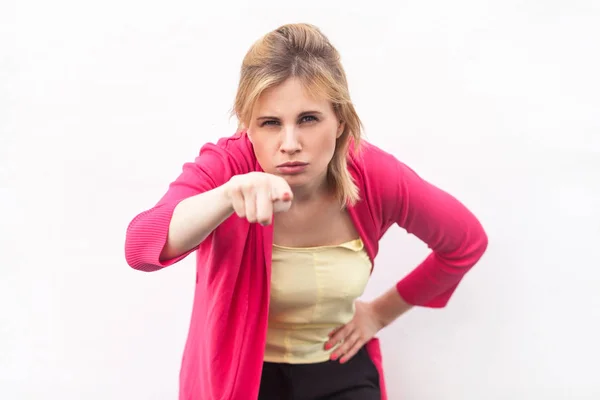 Allvarlig Vacker Blond Ung Kvinna Gul Skjorta Och Rosa Blus — Stockfoto