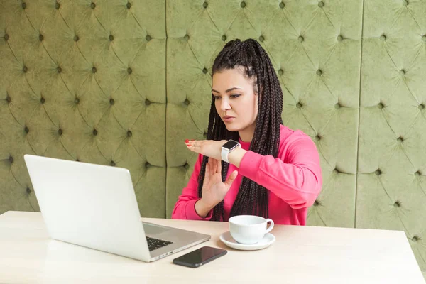 Siyah Rastalı Pembe Bluzlu Çekici Genç Bir Kadını Uyarıyor Bilgisayarda — Stok fotoğraf