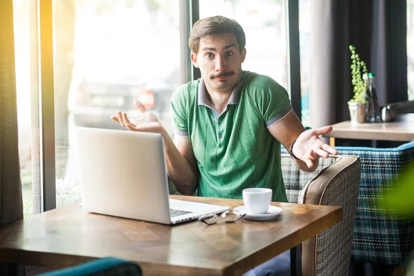 Ung Förvirrad Affärsman Grön Shirt Sitter Med Laptop Kaféet Och — Stockfoto