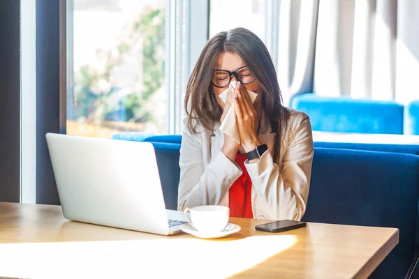 Enferma Elegante Morena Joven Gafas Sosteniendo Servilleta Tejido Limpiando Nariz — Foto de Stock