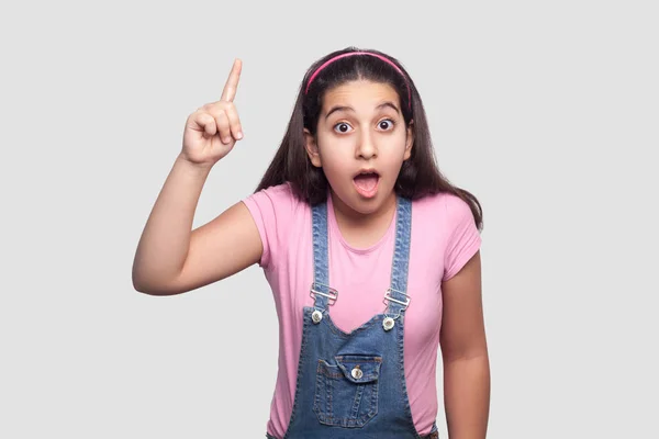 Zaskoczona Brunetka Młoda Dziewczyna Dorywczo Różowy Shirt Niebieskie Kombinezony Pokazujące — Zdjęcie stockowe