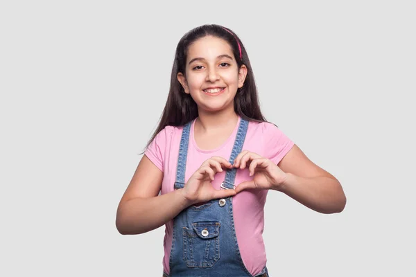 Retrato Joven Morena Hermosa Feliz Camiseta Rosa Mono Azul Pie — Foto de Stock