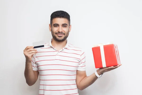 Tevreden Aantrekkelijke Jonge Volwassen Man Shirt Houden Grote Gift Box — Stockfoto