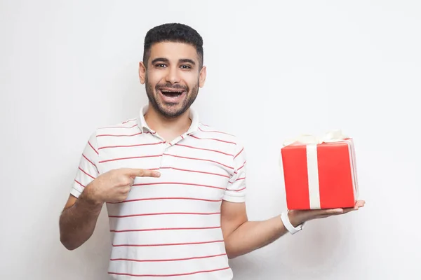 Tevreden Knappe Moderne Jonge Volwassen Man Shirt Houden Grote Gift — Stockfoto