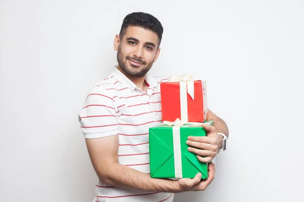 Gelukkig Tevreden Knap Bebaarde Jonge Volwassen Man Wit Shirt Knuffelen — Stockfoto