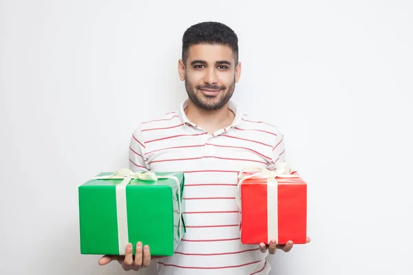 Positieve Aantrekkelijke Jonge Volwassen Man Shirt Houden Van Twee Grote — Stockfoto