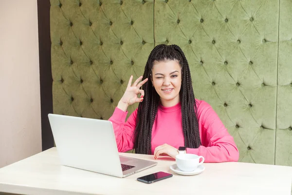 Positiv Rolig Ung Kvinna Med Svarta Dreadlocks Frisyr Rosa Blus — Stockfoto