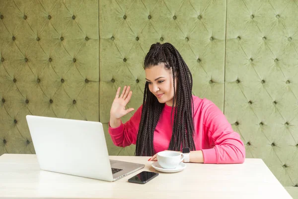 Affable Jovem Mulher Feliz Com Dreadlocks Preto Penteado Trabalhador Blusa — Fotografia de Stock