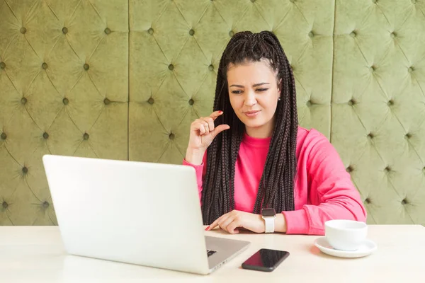 Siyah Saçlı Çekici Genç Bir Kadın Laptopta Video Çekiyor Kafeteryada — Stok fotoğraf