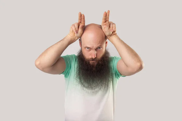 Bravo Homem Careca Meia Idade Com Longa Barba Shirt Verde — Fotografia de Stock