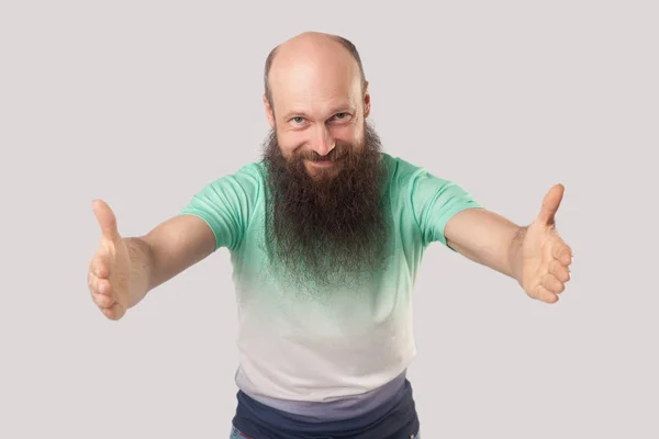 Feliz Hombre Calvo Mediana Edad Con Barba Larga Camiseta Verde — Foto de Stock