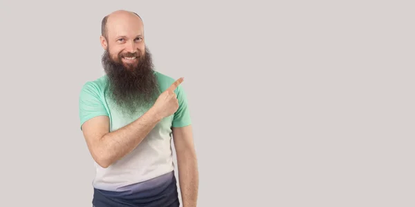 Szczęśliwy Średnim Wieku Łysy Człowiek Długą Brodą Jasnozielonym Shirt Patrząc — Zdjęcie stockowe