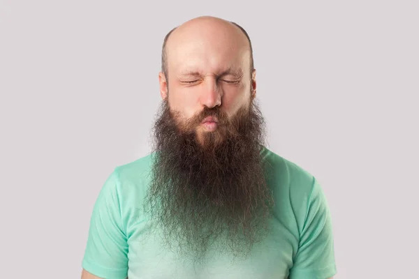 Divertente Uomo Calvo Mezza Età Con Lunga Barba Shirt Verde — Foto Stock
