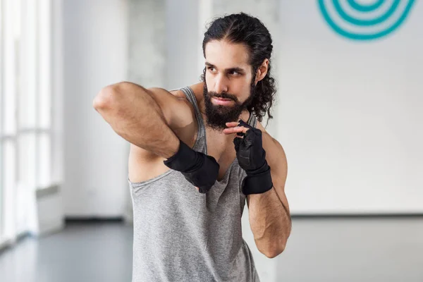 Arrabbiato Muscolare Giovane Uomo Adulto Con Capelli Ricci Guanti Neri — Foto Stock