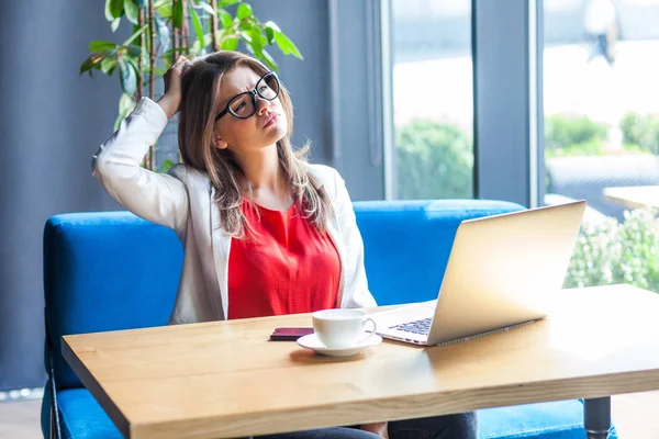 Forvirret Vakker Stilfull Brunette Ung Kvinne Med Briller Som Klør – stockfoto