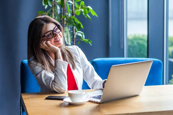 Smiley Verträumt Schöne Stylische Brünette Junge Frau Mit Brille Die — Stockfoto