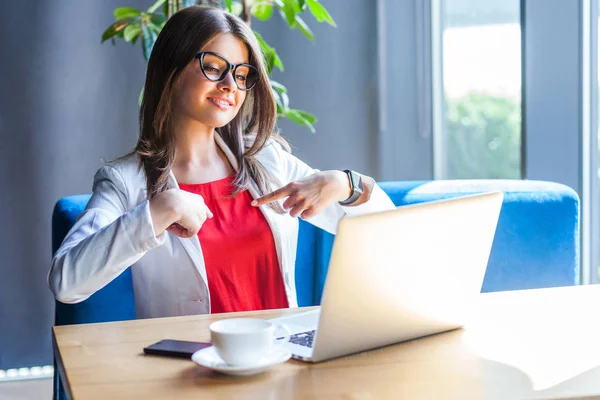 Lykkelig Vakker Stilig Brunette Ung Kvinne Med Briller Som Ser – stockfoto