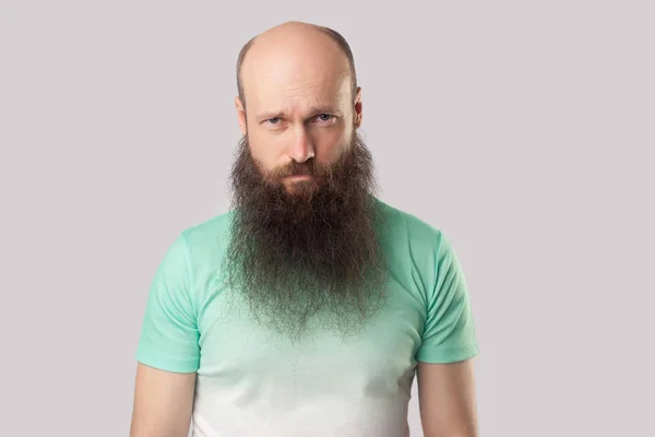 Serio Hombre Calvo Mediana Edad Con Barba Larga Camiseta Verde — Foto de Stock