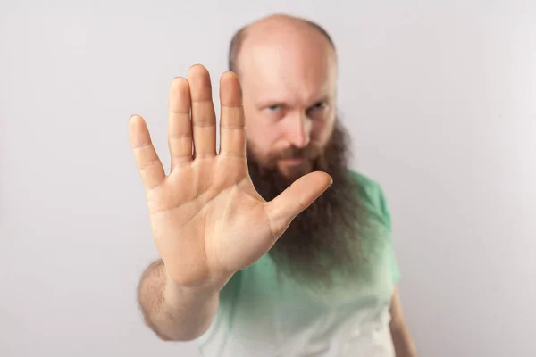 Serio Hombre Calvo Mediana Edad Con Barba Larga Camiseta Color — Foto de Stock