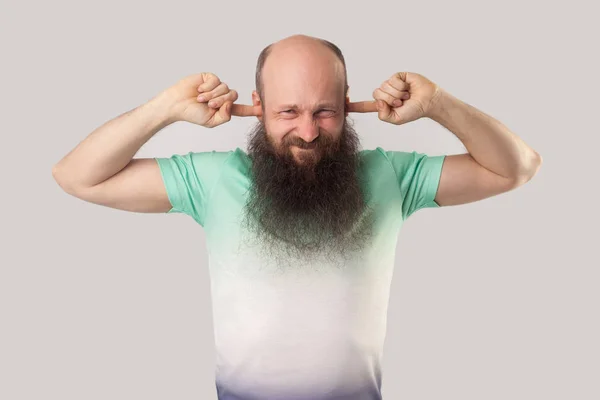 Förvirrad Medelålders Skallig Man Med Långt Skägg Grön Shirt Stående — Stockfoto