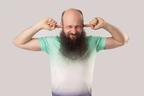 Confuso Uomo Calvo Mezza Età Con Lunga Barba Shirt Verde — Foto Stock