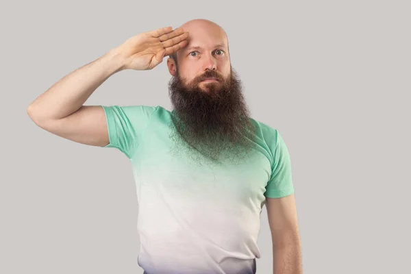 Homem Careca Meia Idade Grave Com Barba Longa Camiseta Verde — Fotografia de Stock