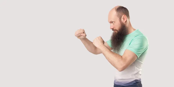 Vista Laterale Arrabbiato Uomo Calvo Mezza Età Con Lunga Barba — Foto Stock