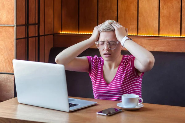 Krankheit Junge Erwachsene Geschäftsfrau Mit Kurzen Blonden Haaren Rosa Shirt — Stockfoto