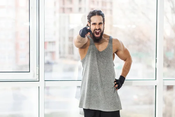Wütender Muskulöser Trainer Mit Lockigen Langen Haaren Der Schreit Und — Stockfoto