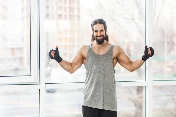 Satisfeito Jovem Adulto Homem Treinador Muscular Com Cabelos Longos Encaracolados — Fotografia de Stock