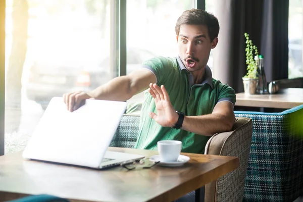 Young Scared Shocked Businessman Green Shirt Sitting Laptop Cafe Closing — Stock Photo, Image