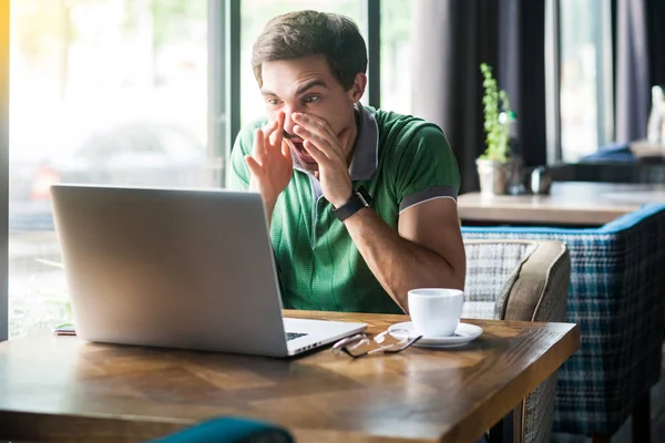 Jovem Empresário Camiseta Verde Sentado Café Olhando Para Tela Laptop — Fotografia de Stock