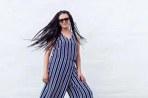 Junge Brünette Frau Mit Schwarzer Afroamerikanischer Dreadlocks Frisur Gestreiftem Kleid — Stockfoto