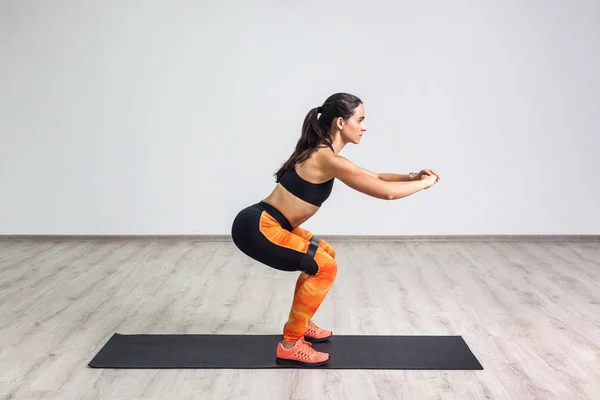 Sidovy Ung Sportig Vacker Kvinna Svart Topp Och Orange Leggings — Stockfoto