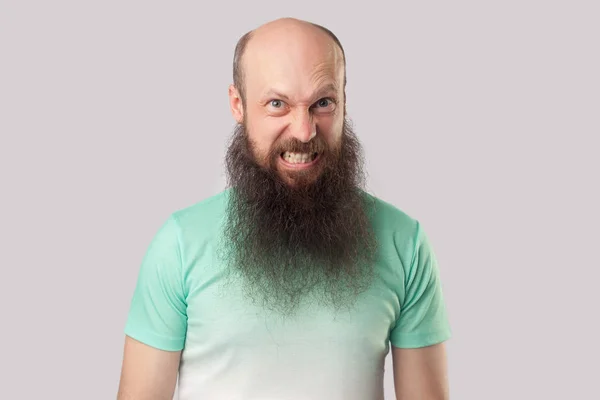 Θυμωμένος Τρελός Μεσήλικες Φαλακρός Άνθρωπος Μακρά Γενειάδα Ανοιχτό Πράσινο Shirt — Φωτογραφία Αρχείου
