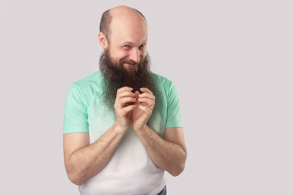 Funny Medelålders Skallig Man Med Långt Skägg Ljusgrön Shirt Tittar — Stockfoto