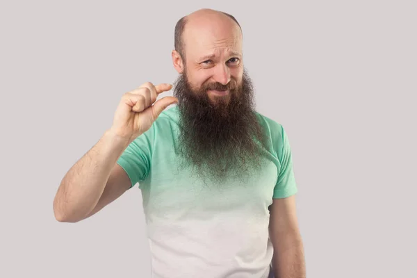 Preocupado Hombre Calvo Mediana Edad Con Barba Camiseta Verde Buscando — Foto de Stock