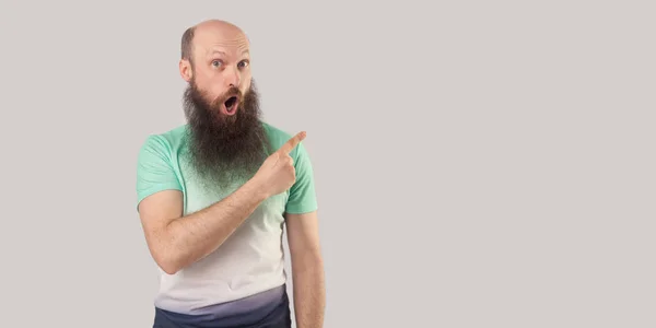 Överraskad Medelålders Skallig Man Med Långt Skägg Ljus Shirt Som — Stockfoto