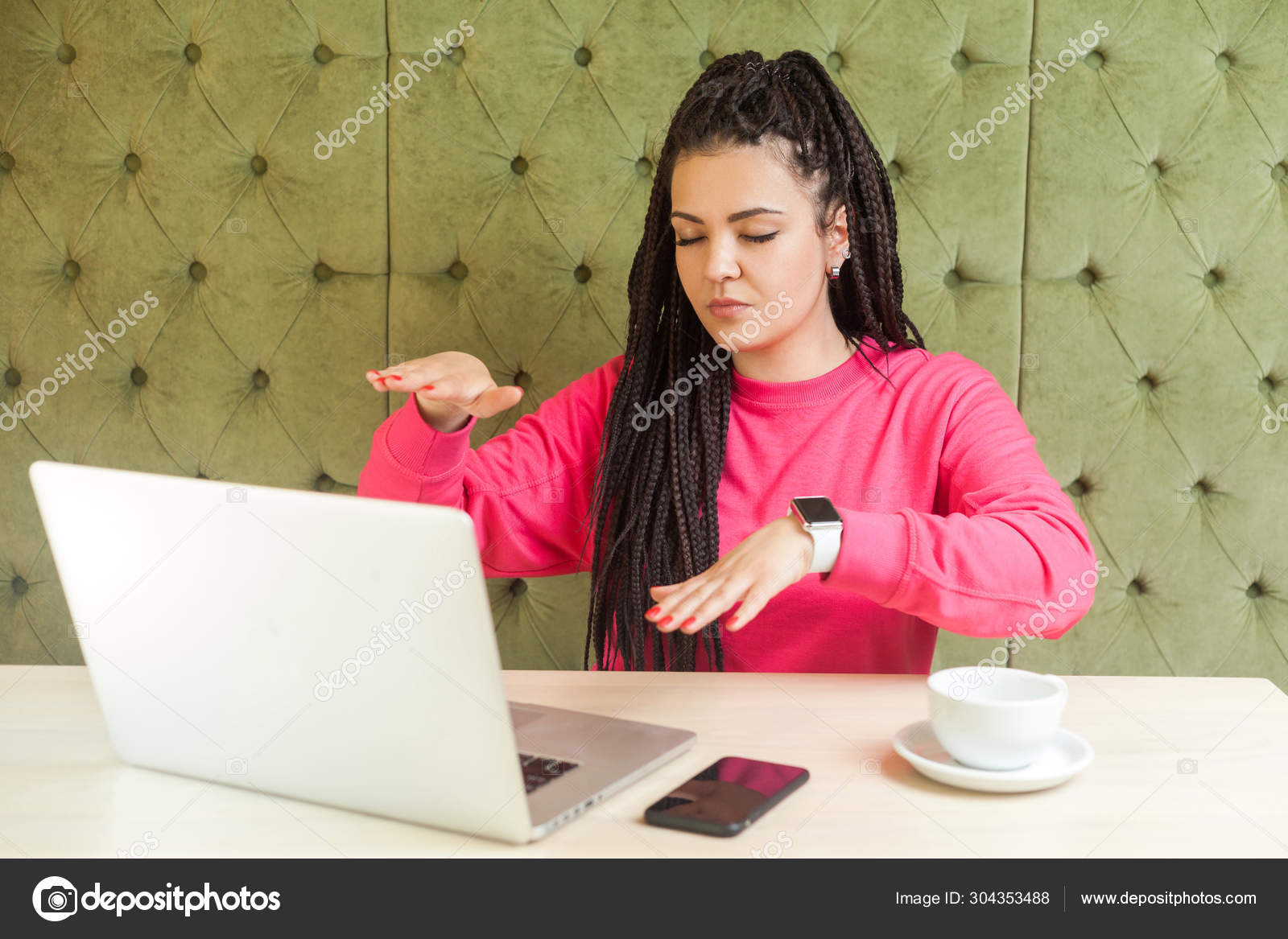 Sereznaya Koncentraciya Slepaya Molodaya Zhenshina Chernymi Dredami Pricheska Rozovoj Bluzke Stokovoe Foto C Khosrork 304353488