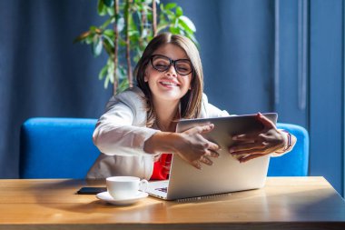 mutlu memnun güzel şık esmer genç kadın gözlük sevgi ile laptop sarılma kafede masada otururken, freelancing kavramı 