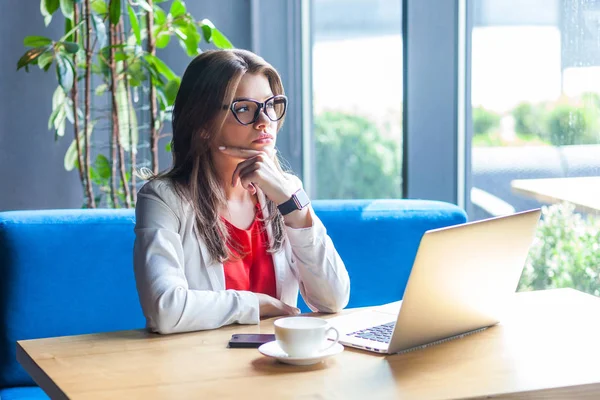 Omtenksom Vakker Brunette Ung Kvinne Med Briller Som Tar Haken – stockfoto